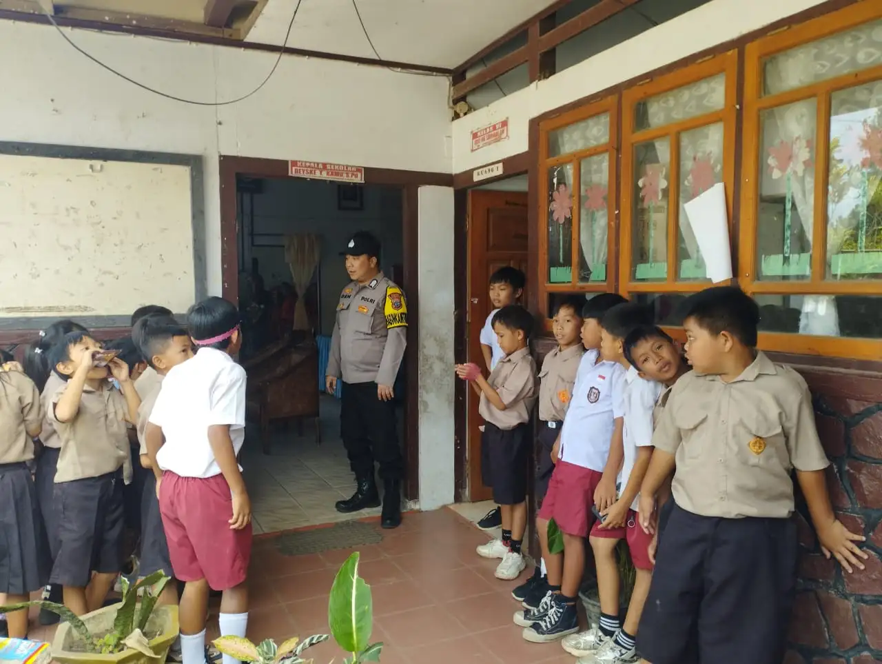 Patroli Humanis Polsek Langowan Kawal Kamtibmas dan Dukung Program Makan Sehat Bergizi di Langowan Timur